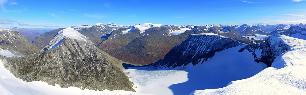 Utsikt mot Bakarste Skagsnebb (t.v), Galdhøppiggen og toppene rundt Leirdalen (husker ikke alle navnene...)