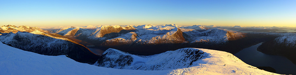 Nok et panoramabilde med utsikt sørover