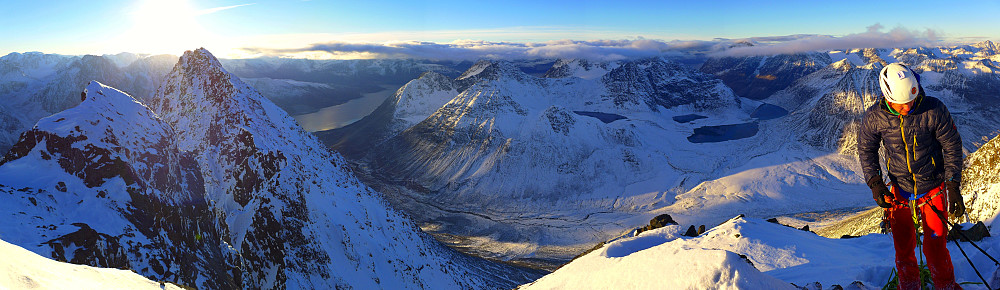 Panorama med Festningen ("Urdkjerringa" som er feil topp på peakbook) t.v og bl.a. Sultinden, Sofiatinden, Tverrelvdalstindane, Brevassstinden ca. midten av bildet