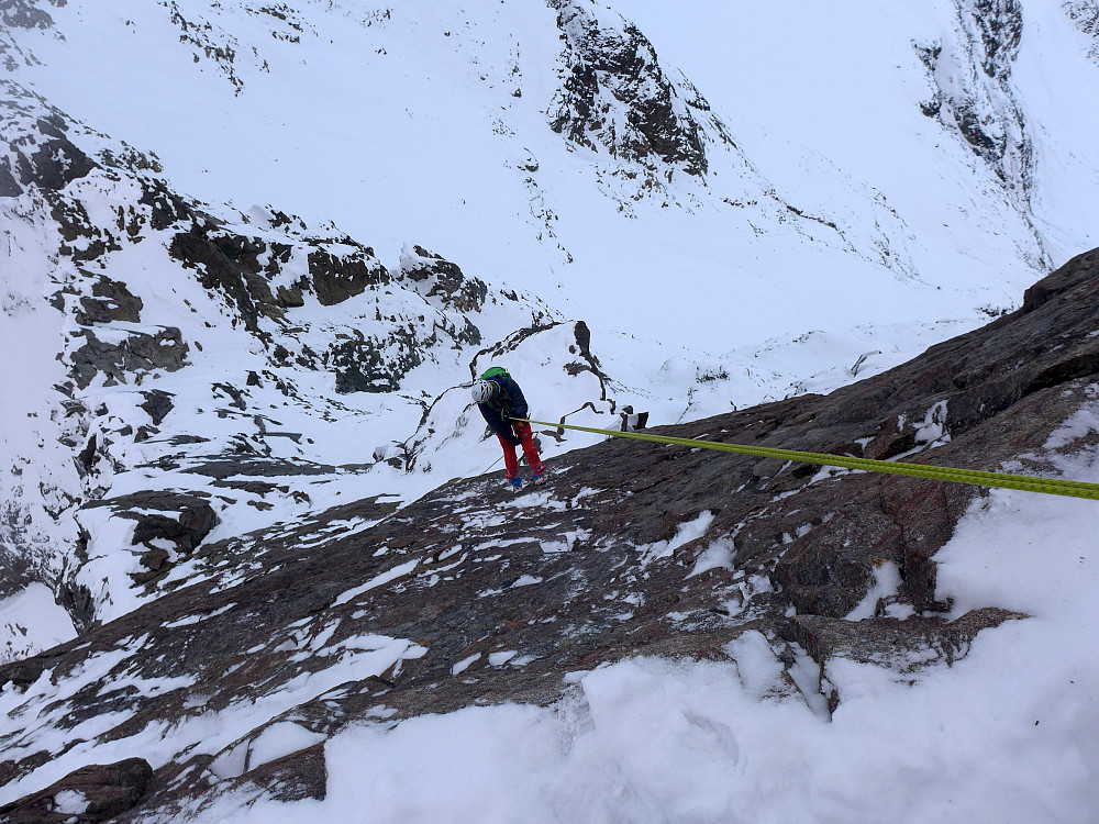 Da fikk vi en enkel rappell rett ned til snøen