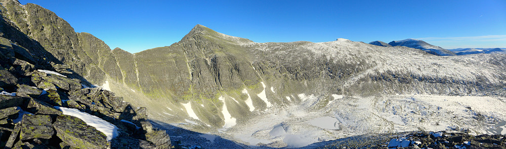 Panorama med Veslesmeden i midten av bildet