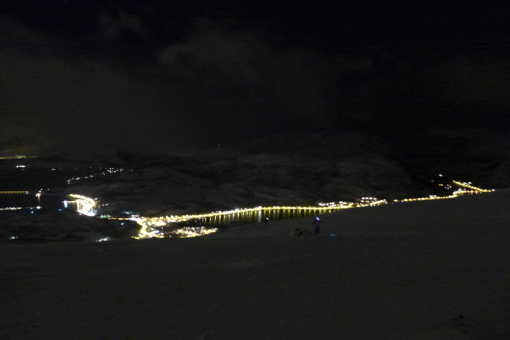 På toppen. Fint med lys i Kaldfjord.
