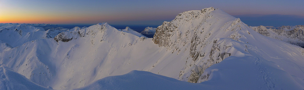 Panorama mot hovedtoppen og skitoppen