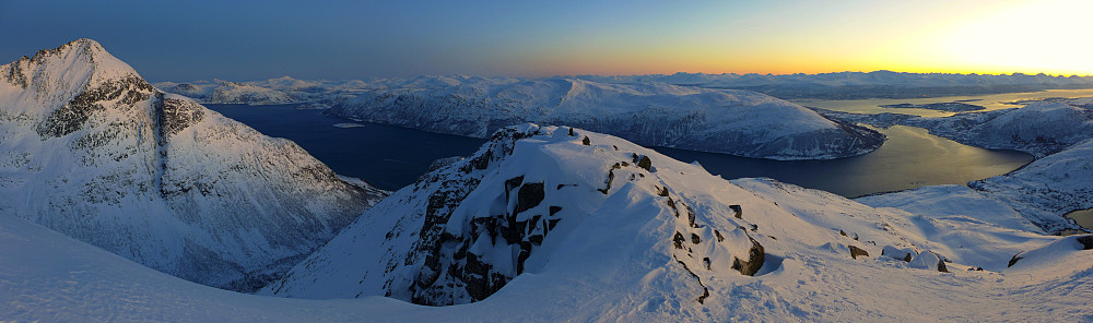 Panorama på toppen med Store Blåmann t.v