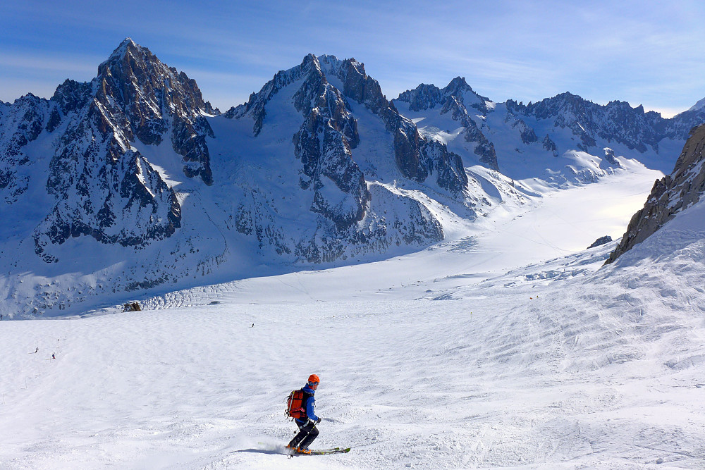 Turen starter med nedkjøring fra Aiguille des Grand Montets til Argentiere-breen. Aiguille du Chardonnet t.v på bildet