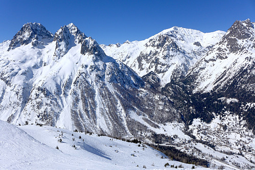 Aiguille Rouges og Mont Buet på andre siden av dalen