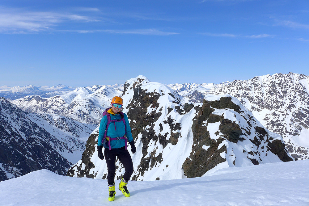 På skitoppen med hovedtoppen i bakgrunn