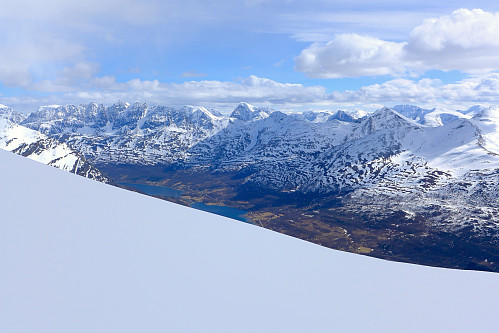 Lettskyet over Lyngsalpene