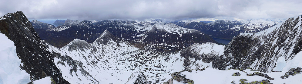 Panorama fra ryggen nord for toppen 