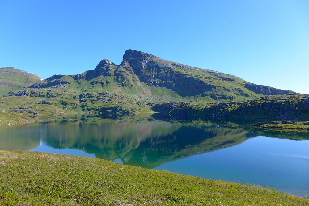 Sulavatnet med Sula bak