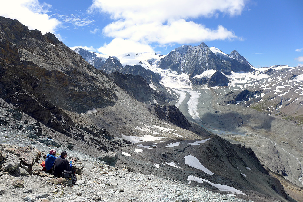 Folk som koser seg med utsikt mot Mont Blanc de Cheilon og Dix-breen