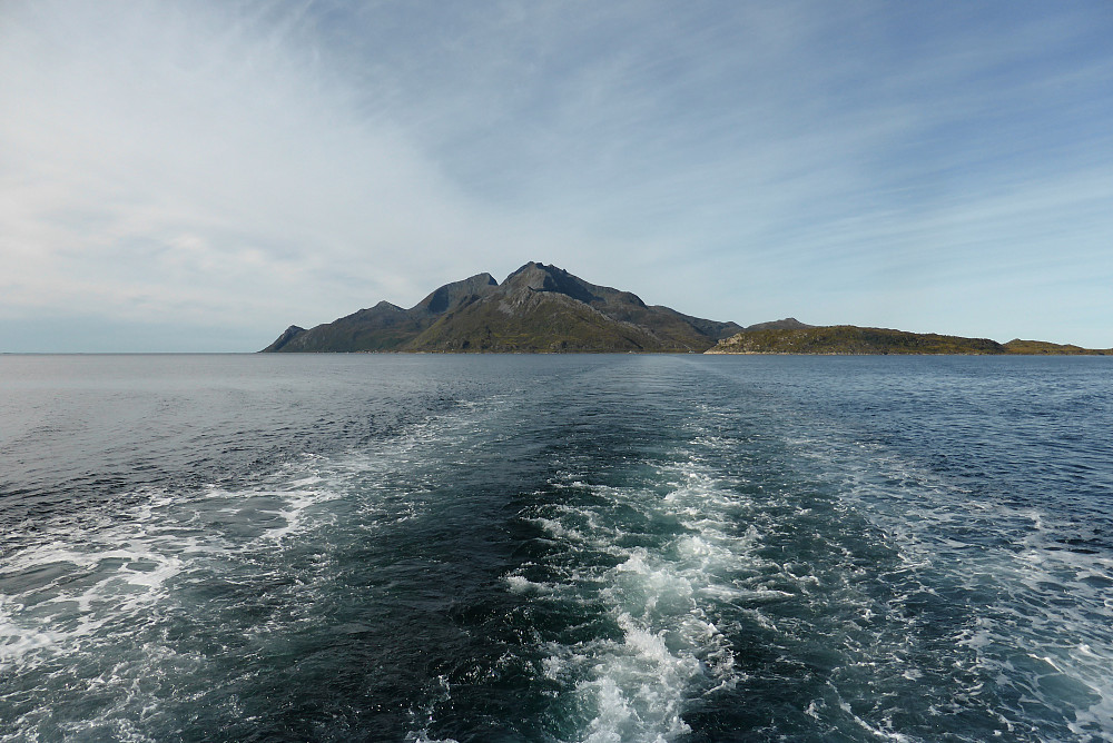 Fine Vengsøya sett fra ferga til Belvik