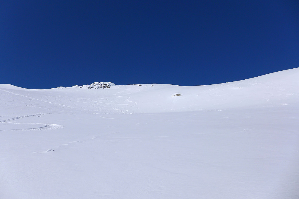 Det er ikke ofte man ser kun ett spor ned topphenget på Skitntinden ;)