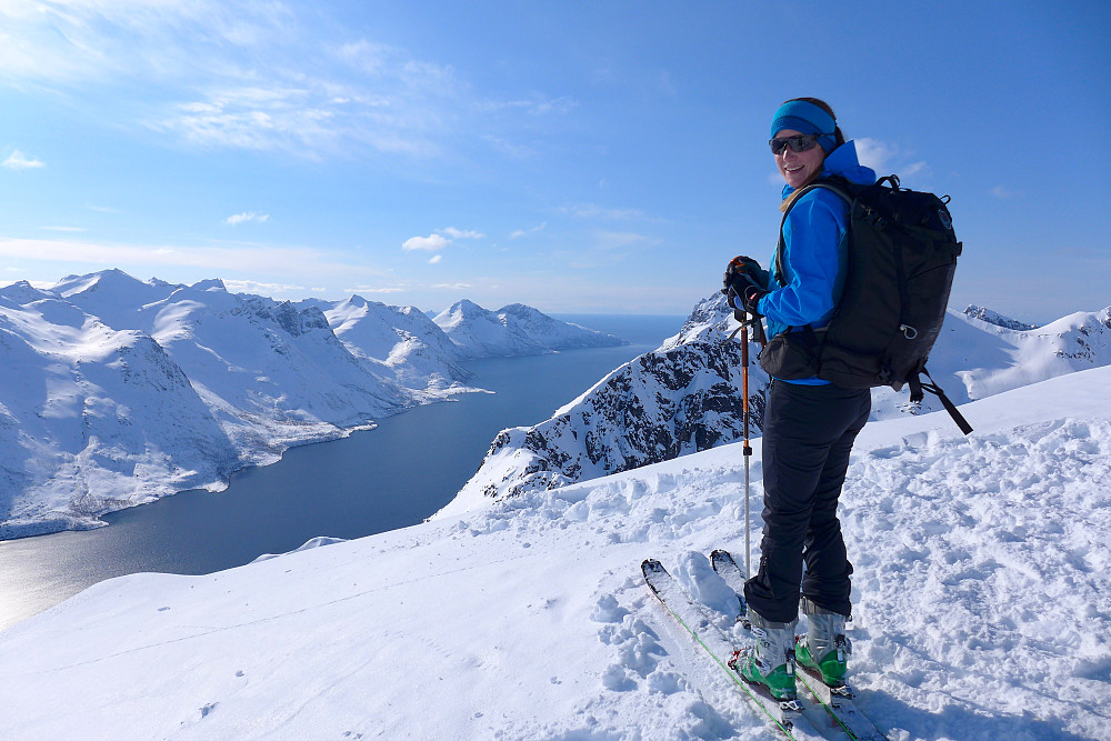 Siv Hilde nyter utsikten over Ersfjorden