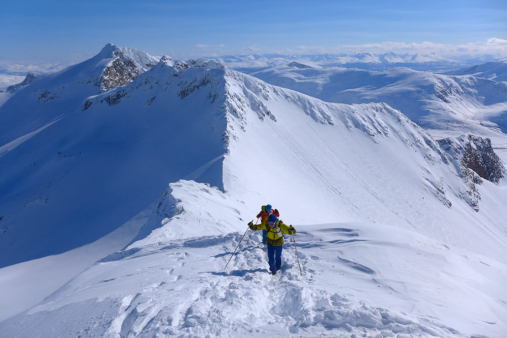 Gikk til fots opp ryggen til skitoppen