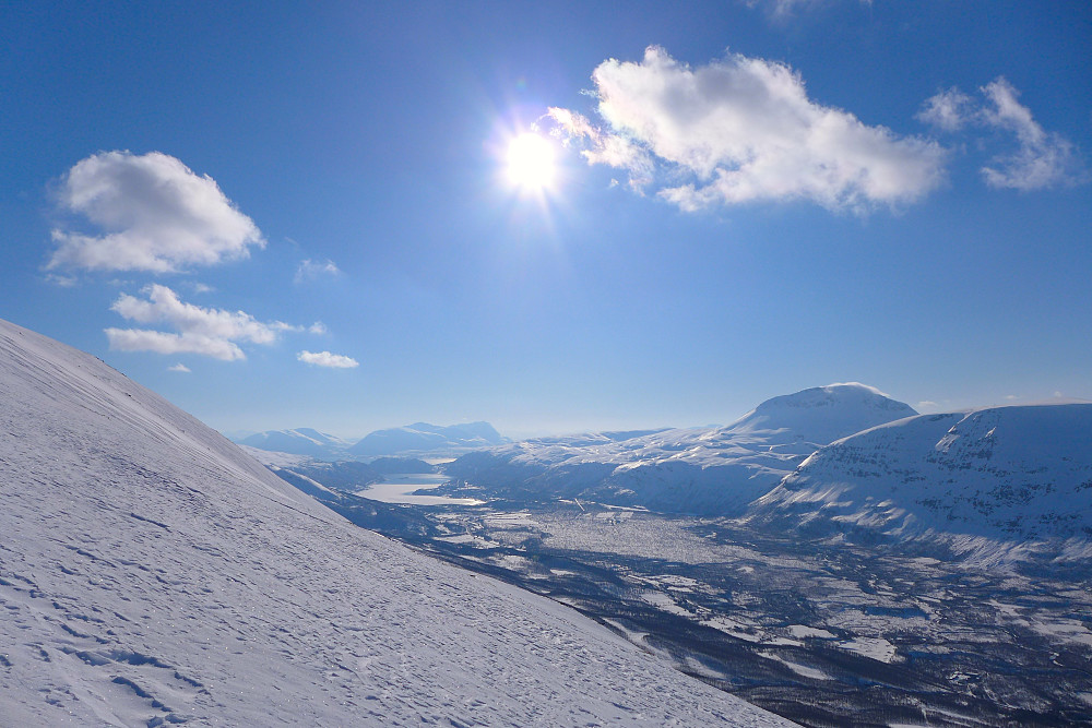 Utsikt vestover med Tromsdalstinden t.h.
