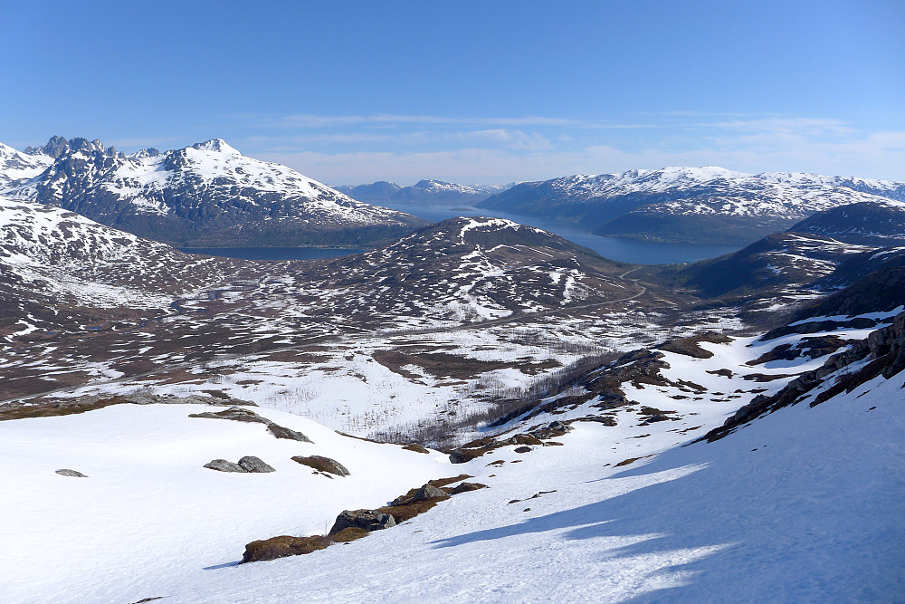 Snøen var nesten skareaktig her i dag. Store endringer siden torsdag når den var både tyngre og mer vannmettet!