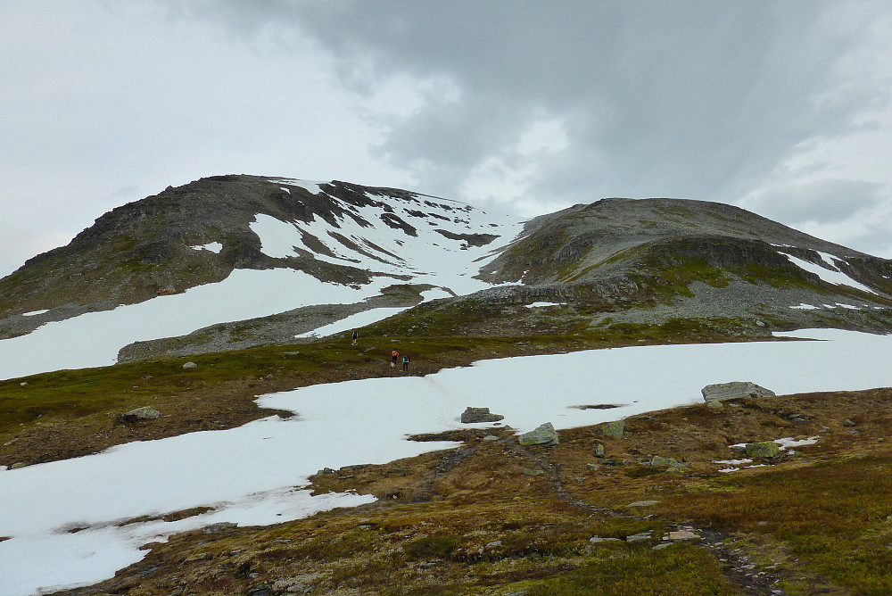 Tilbakeblikk mot fjellet fra ca. halvveis opp