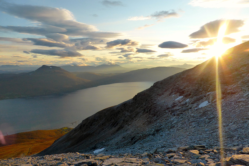 Sola truer å gå bak fjellet