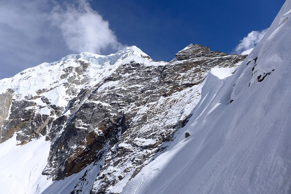 The snow slope to the right of the picture gives an indication of the kind of gradient of the headwall beneath camp 1
