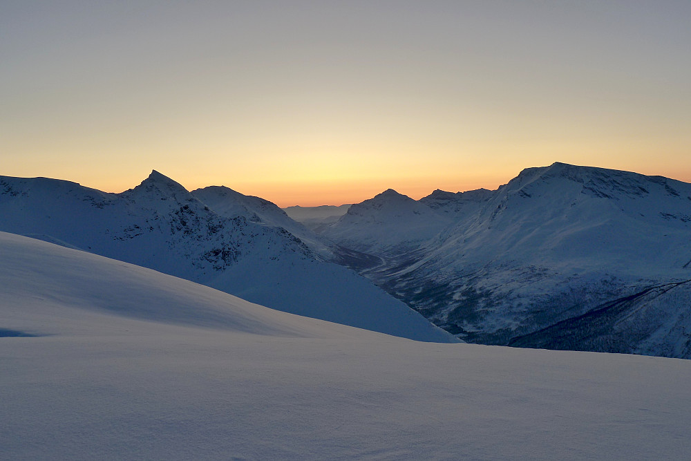 Utsikt over Lavangsdalen fra toppen
