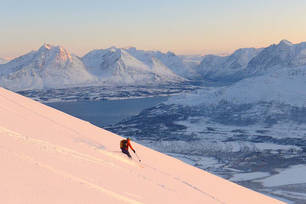 Fiona nyter det lille laget med puddersnø
