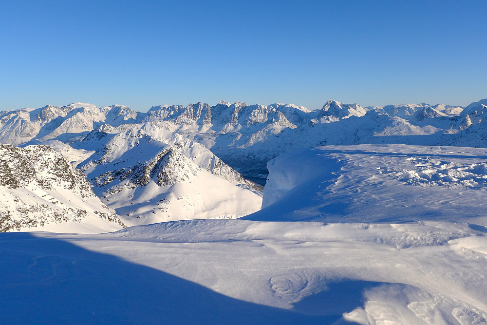 Lyngsalpene i bakgrunn