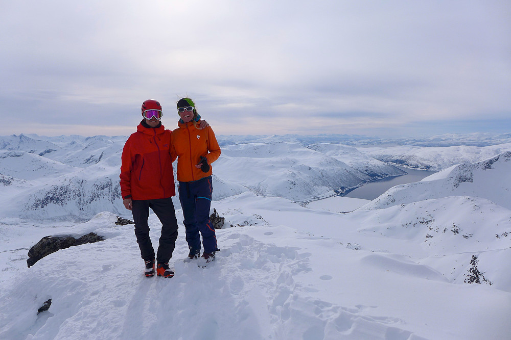 Fiona med en av få turfolk vi traff på fjellet som kjørte splitboard