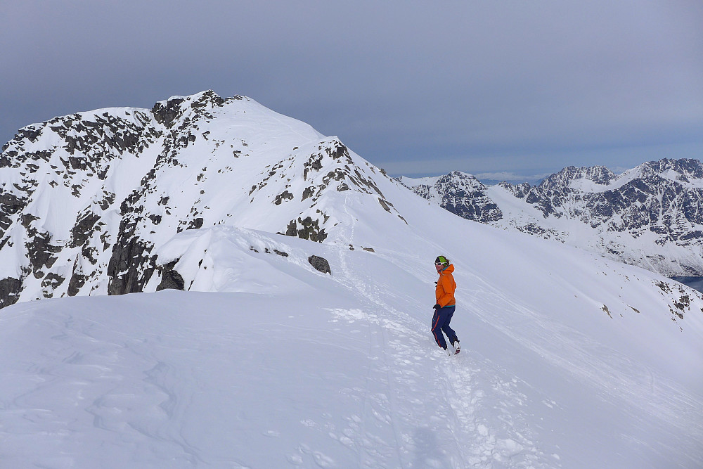 tilbake til skidepot med hovedtoppen bak