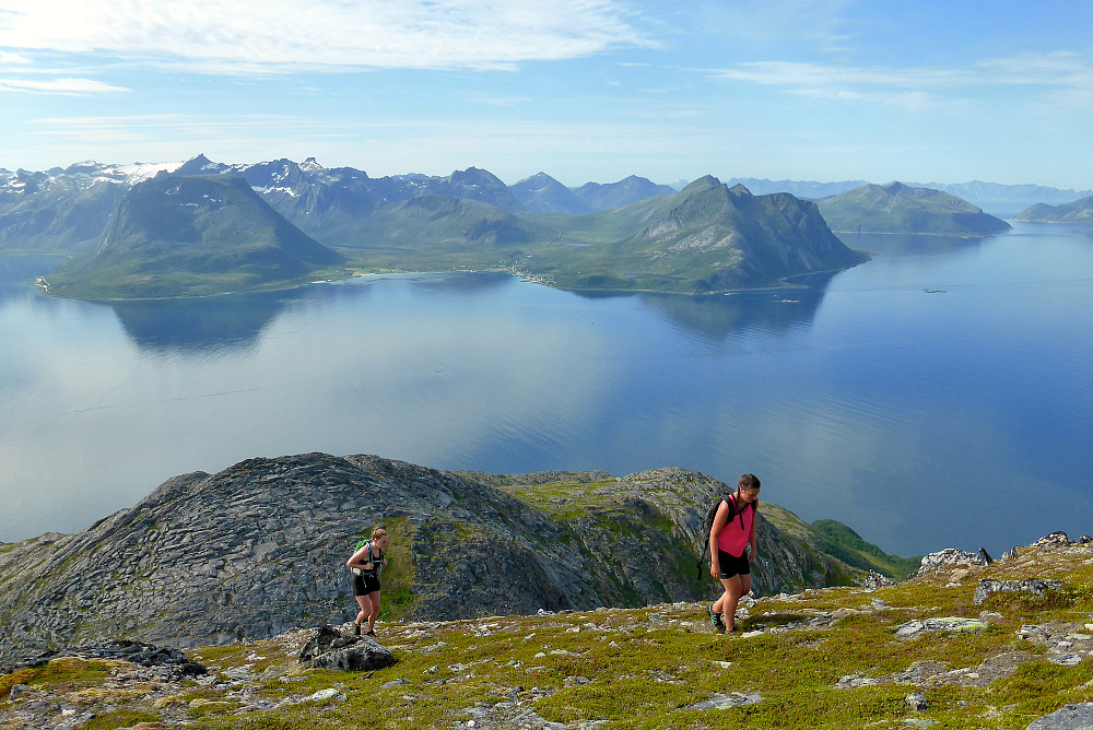 På øverste delen av ryggen med Kvaløya i bakgrunn