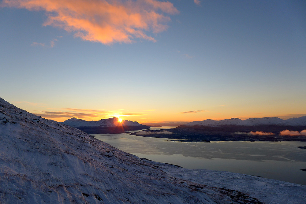 Sola forsvinner bak Bentsjordtinden