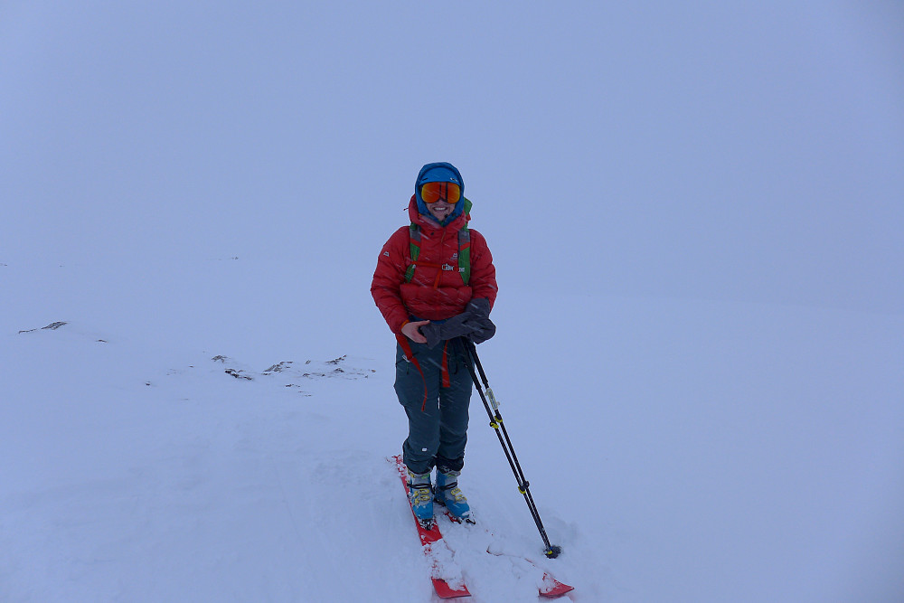 Anne på toppen. Vi kom opp til toppen akkurat da den neste snøbyge begynte.....