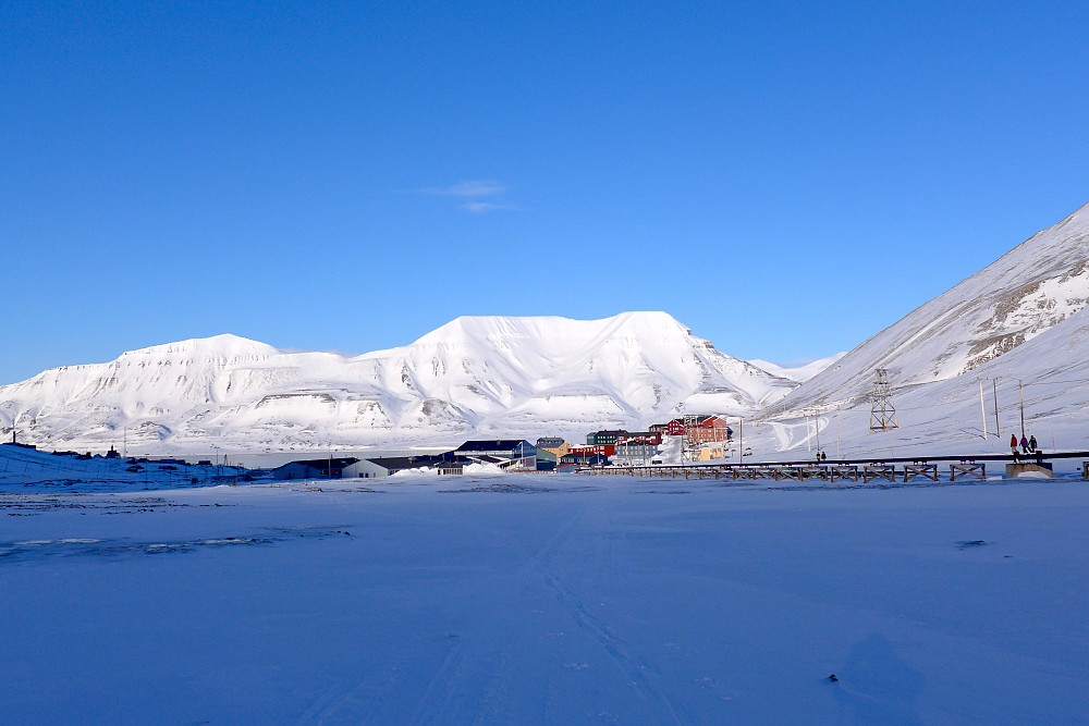 Skøytetur i dalbunnen med Hiortfjellet i bakgrunnen