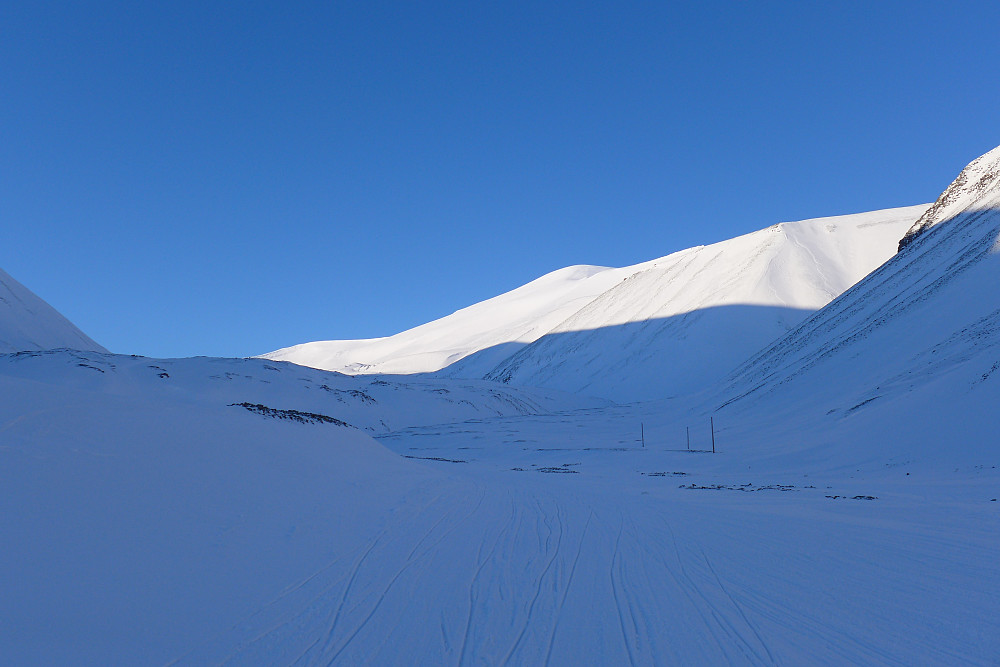 Nordenskioldfjellet sett fra skuterløypa bak Nybyen