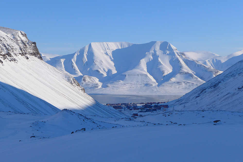 Majestiske Hiortfjellet på nordsiden av Adventdalen