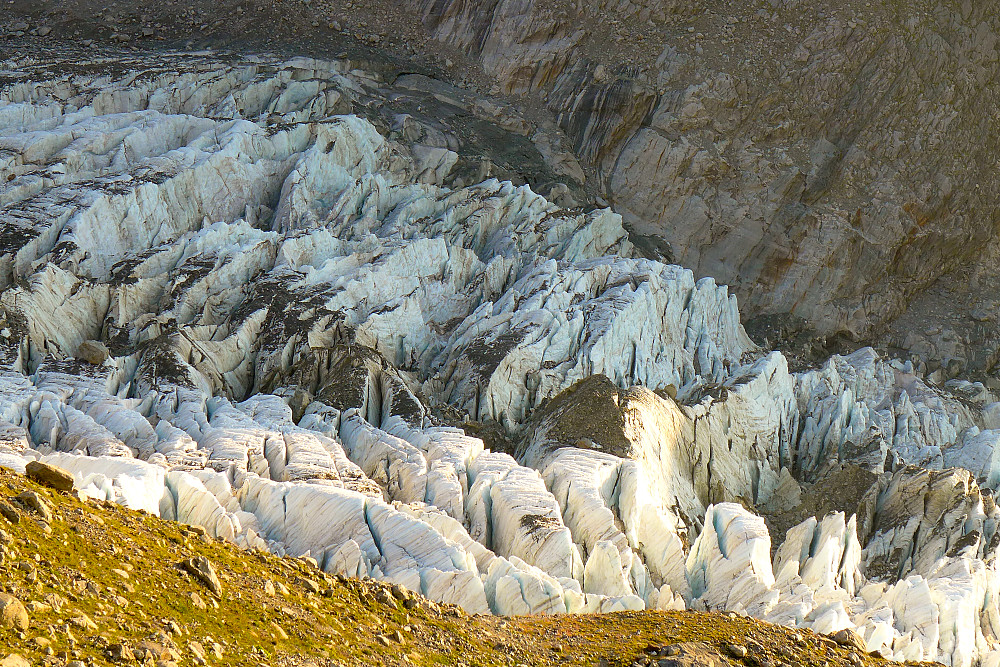 Evening light over the Ober Ischmeers glacier, seen from the hut (with a bit of zoom)