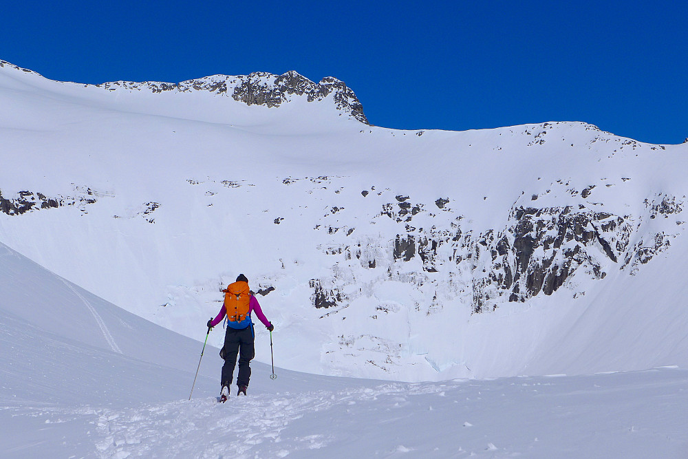 Over Sjurdalen og på vei mot vannet