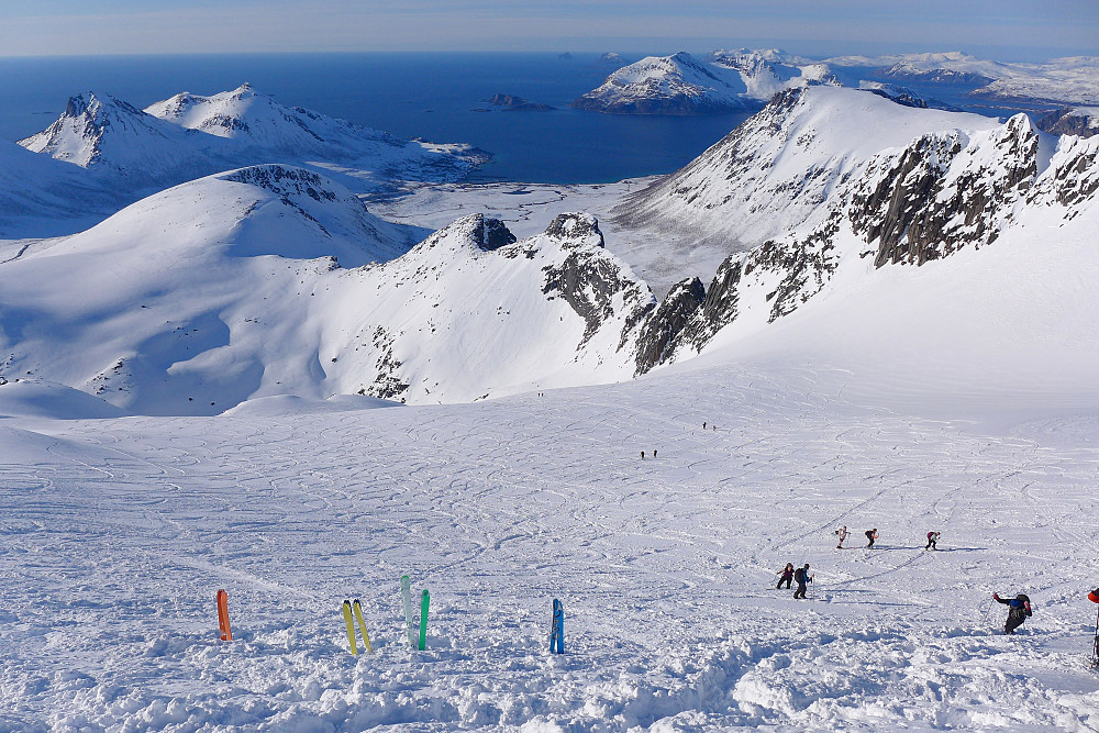 Mange fargerike ski