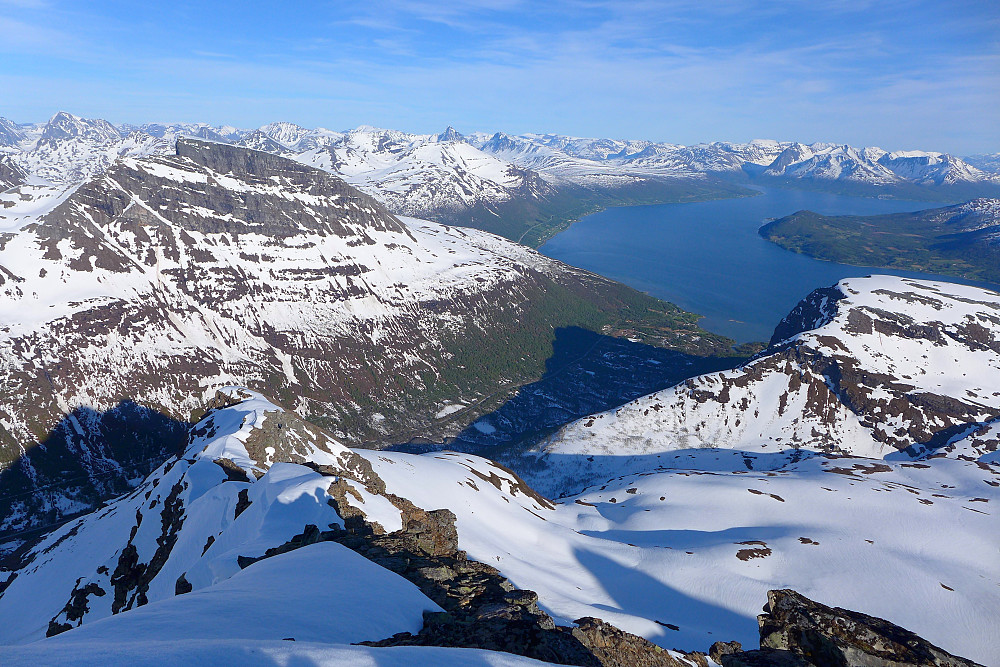 Utsikt fra toppen mot Blåtinden og Balsfjorden