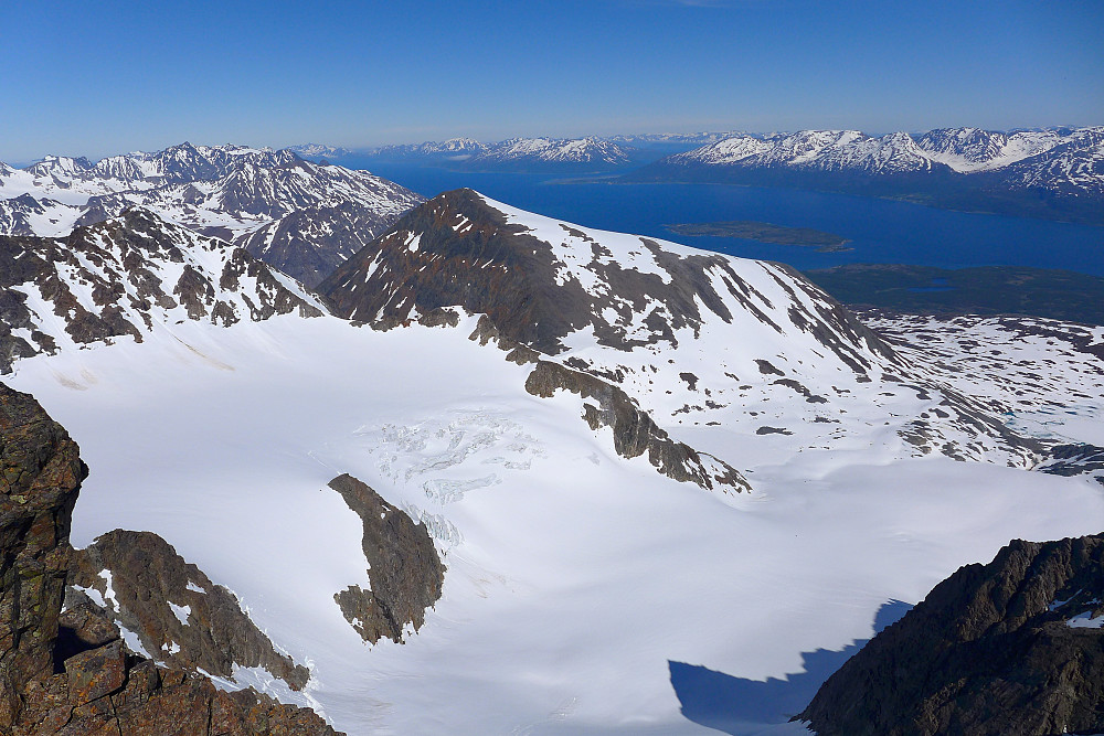 Utsikt mot Rottenvikbreen, Uløya og Kåfjord