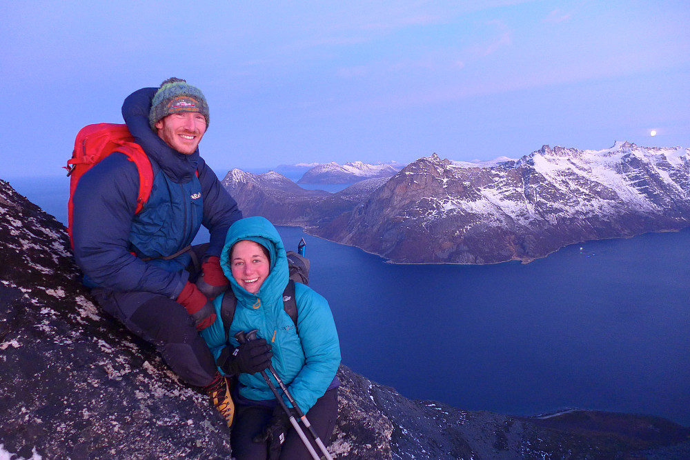 Phil og Emily på toppen med Ersfjordtoppene bak