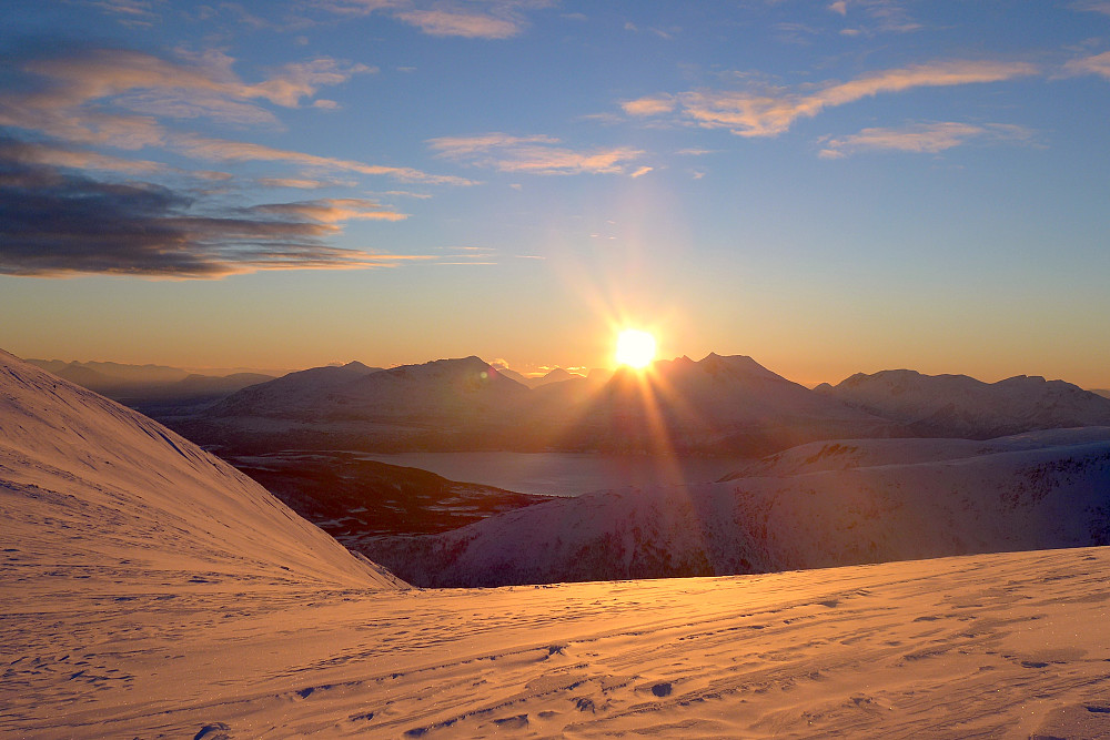 På vei over platået mellom Botnfjellet og Litje-Blåmannen med sola bak Bentsjordtinden