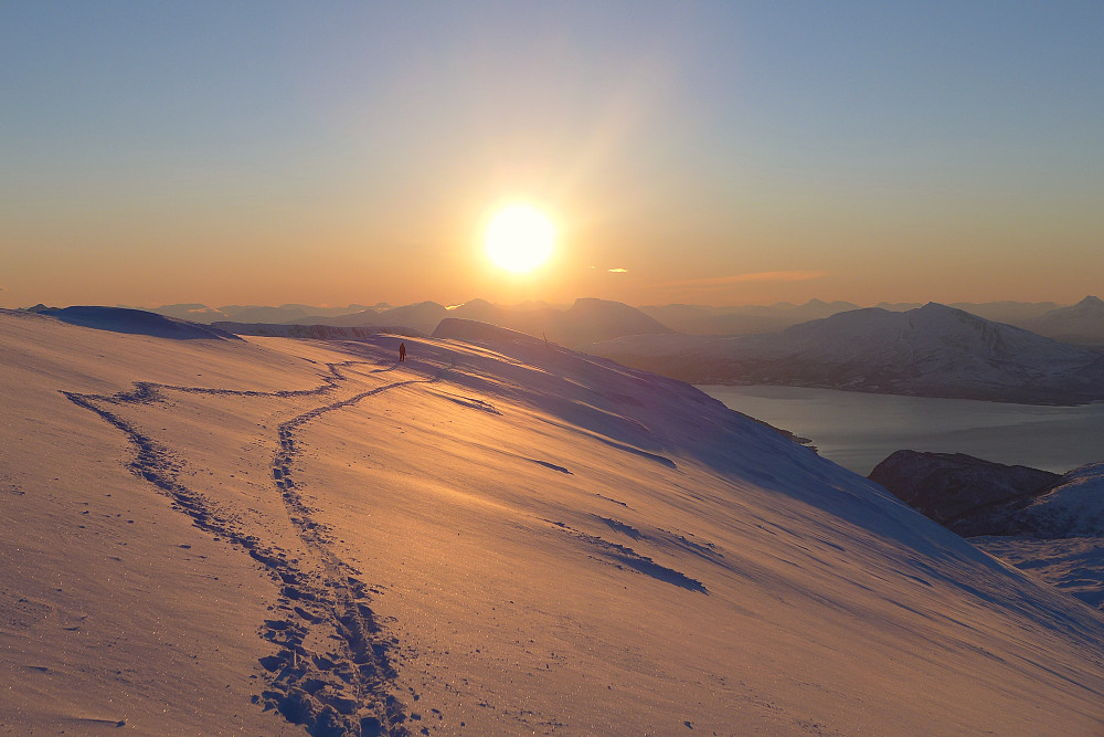 Mest snø langs ryggen fra fratoppen