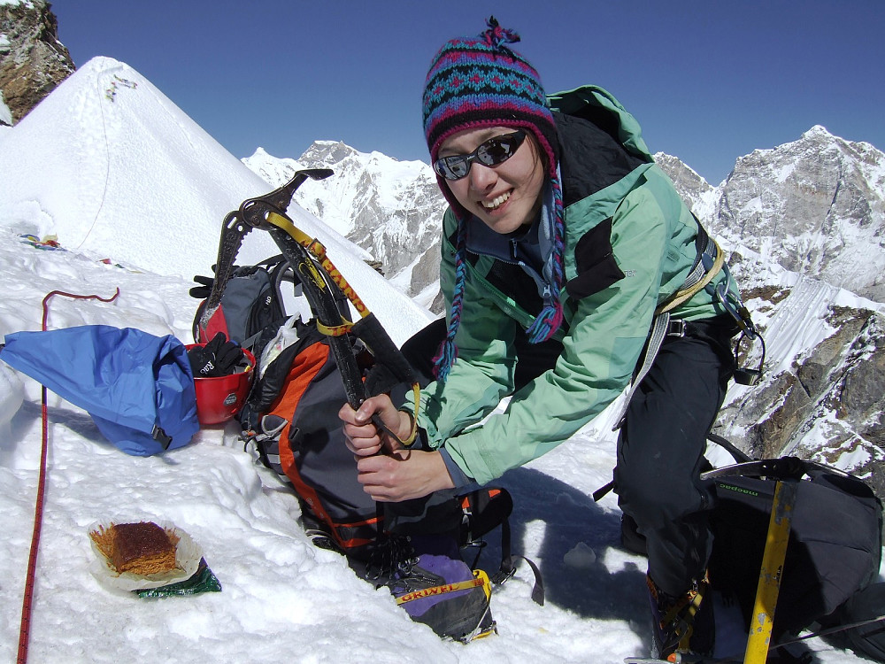 Happy birthday to me :D And there was no better way to celebrate it: with half a golden syrup cake and an ice axe to cut it with..... at 6100m!