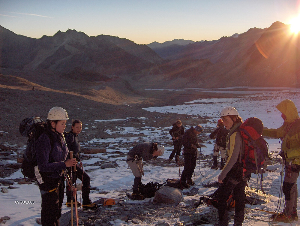 Sunrise over the Dix glacier and the girls are getting the gear on