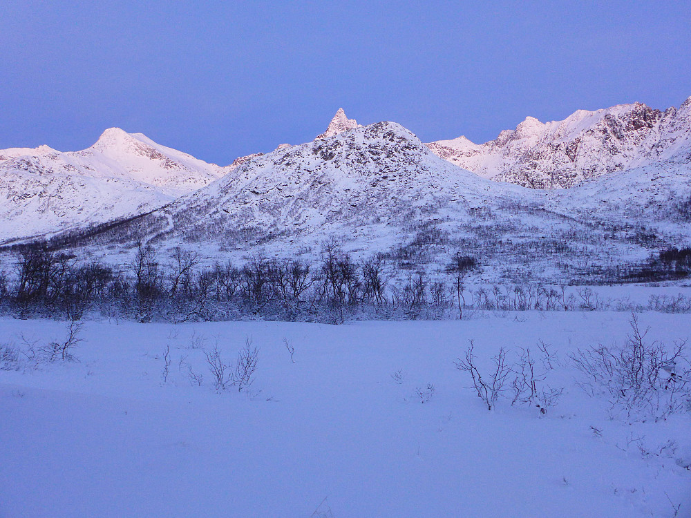 Skitntinden og Djeveltanna sett fra veien