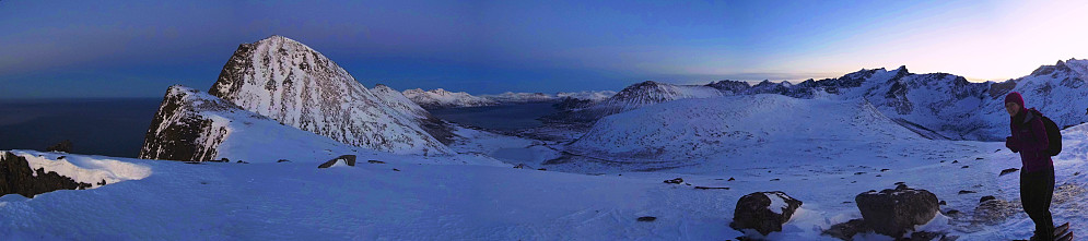 Utsikten fra toppen av Brosmetinden. Sørtind t.v og Skamtinden t.h.