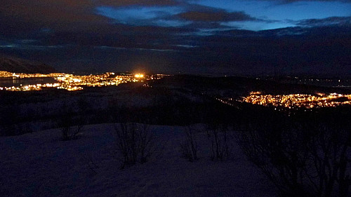 Utsikt mot sør. Lysene til venstre viser Tromsdalen og sentrum og lysene til høyre kommer fra Hamna
