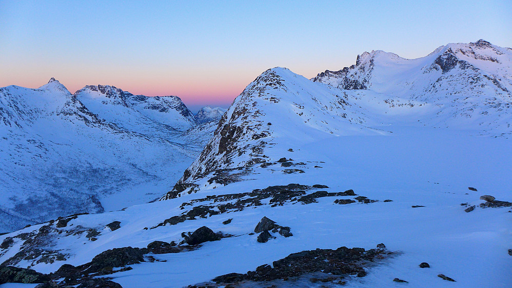 En av de tre topper på Tverfjellet. Skulle ikke hatt denne utsikten mot Middagstinden, men en ekstra topp ble det...