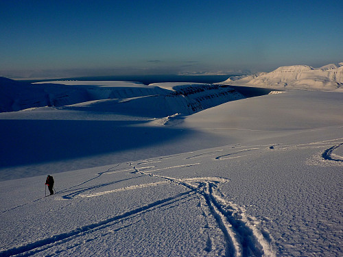 Perfect ski conditions above Larsbreen. View out towards Isfjorden